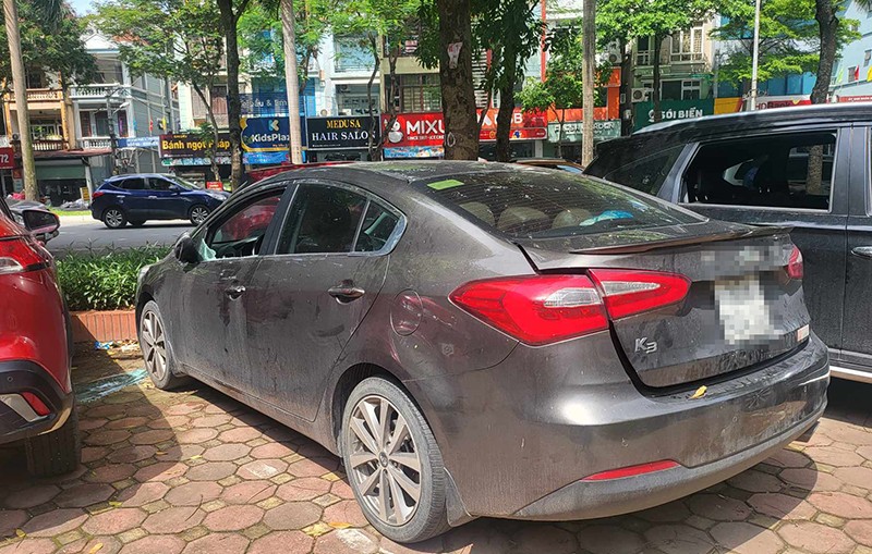Nhiều xe ô tô ở khu đô thị Văn Quán (Hà Đông) bị đập vỡ kính