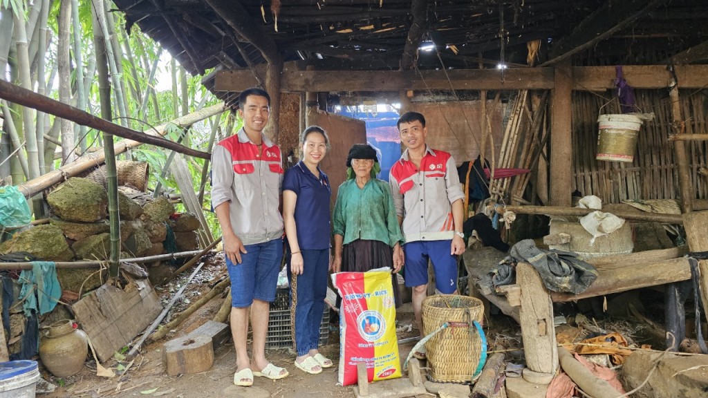 Đoàn cứu trợ đến thăm hỏi và trao tặng quà tại nhà cho người dân thôn Quán Dín Ngài, thị trấn Đồng Văn
