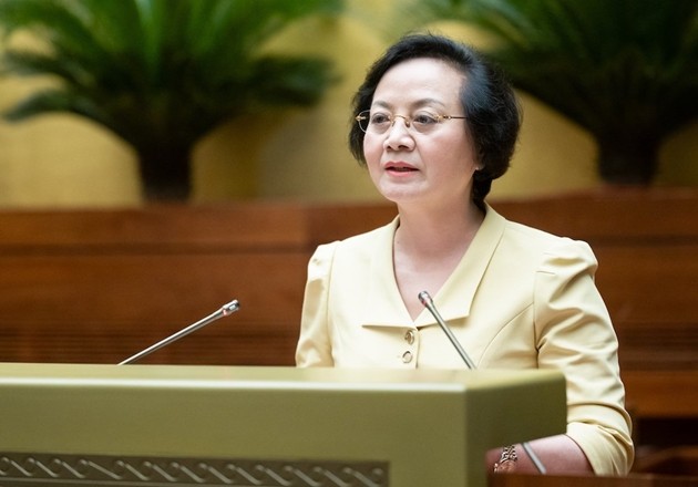 Bộ trưởng Bộ Nội vụ Phạm Thị Thanh Trà trình bày tờ trình của Chính phủ về cải cách tiền lương. 