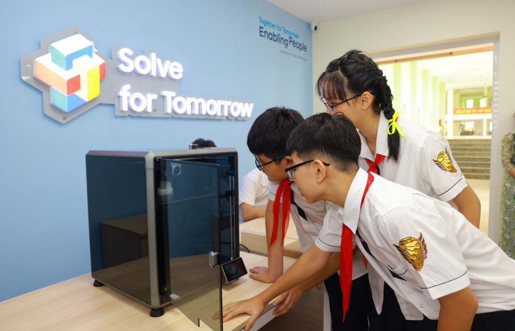 Samsung Việt Nam trao tặng phòng học chức năng STEM Lab cho học sinh Hà Nội