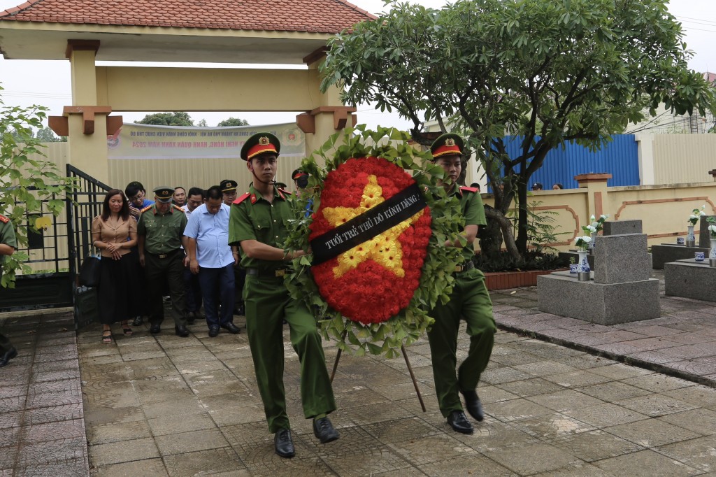 Thành đoàn Hà Nội cùng ban Thanh Niên Công an thành phố Hà Nội và Huyện đoàn Đông Anh tổ chức dâng hương, giáo dục truyền thống cho cán bộ Đoàn, đoàn viên, thanh niên tiêu biểu của Thủ đô tại Nghĩa trang liệt sỹ xã Hải Bối