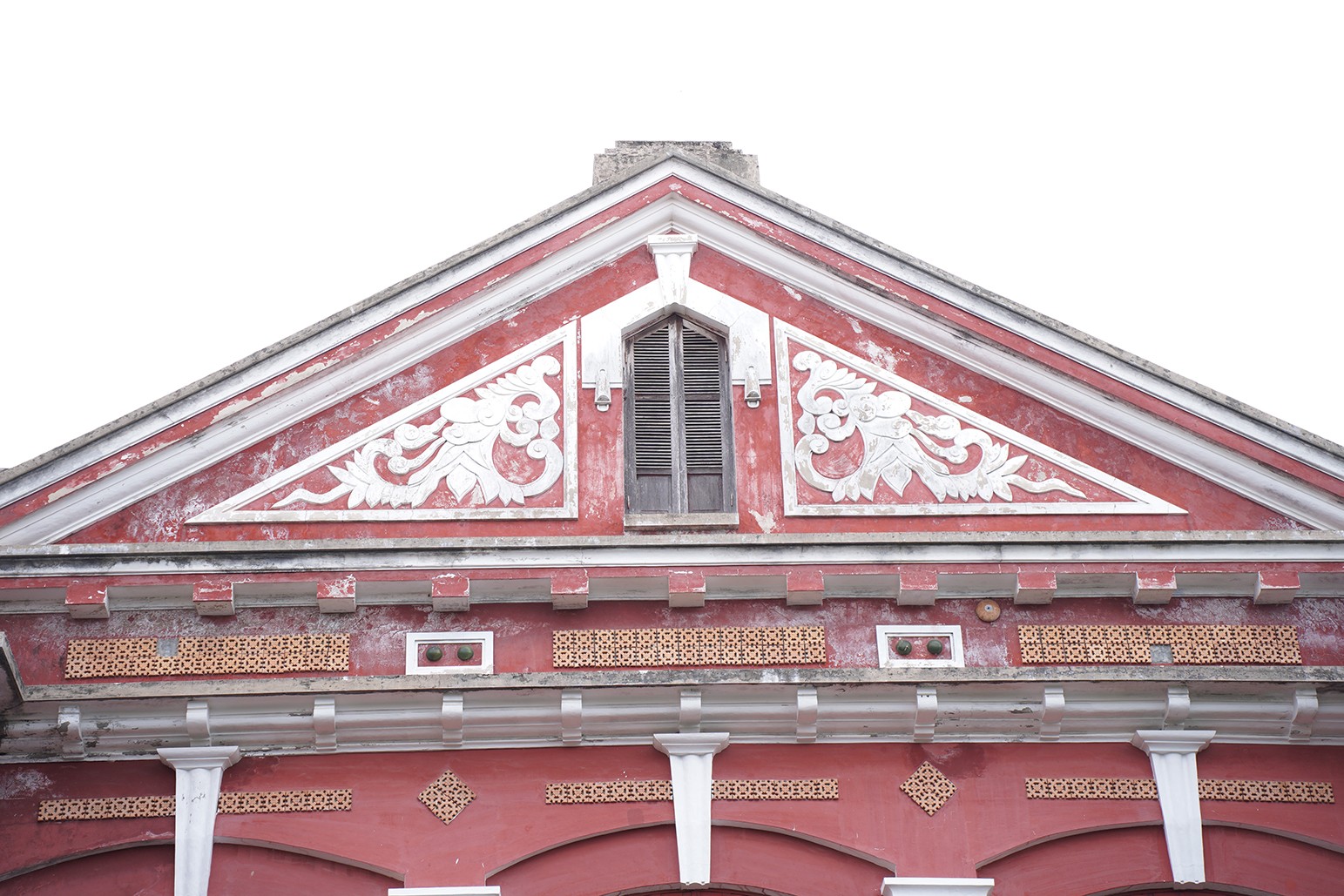 Những nét đặc trưng của kiến trúc Pháp cổ kính pha lẫn với những trang trí mang đậm nét Á Đông tại ngôi trường