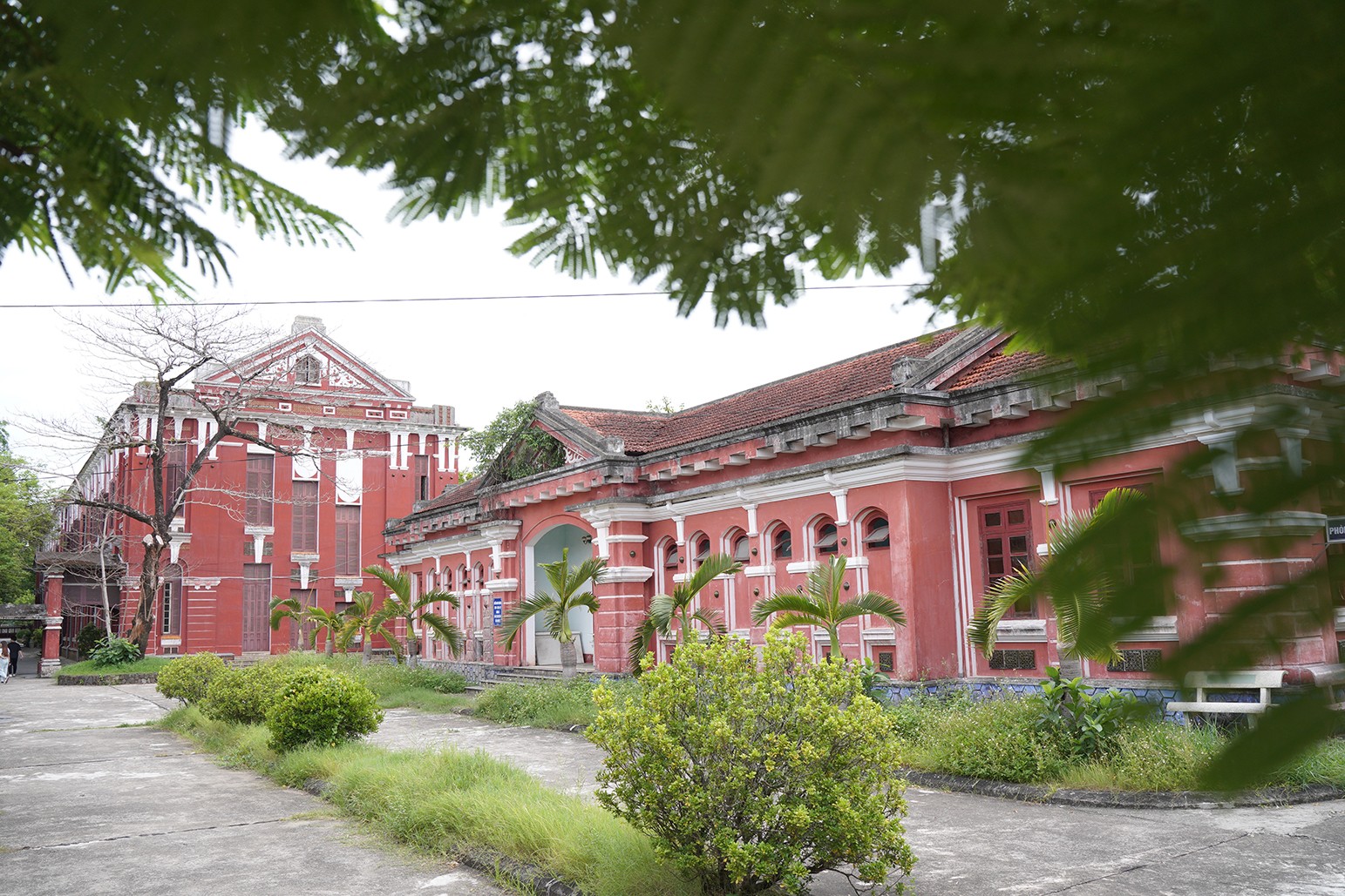 Trải qua lịch sử gần 130 năm, ngôi trường vẫn giữ được nét đẹp thật trang nghiêm và cổ kính.