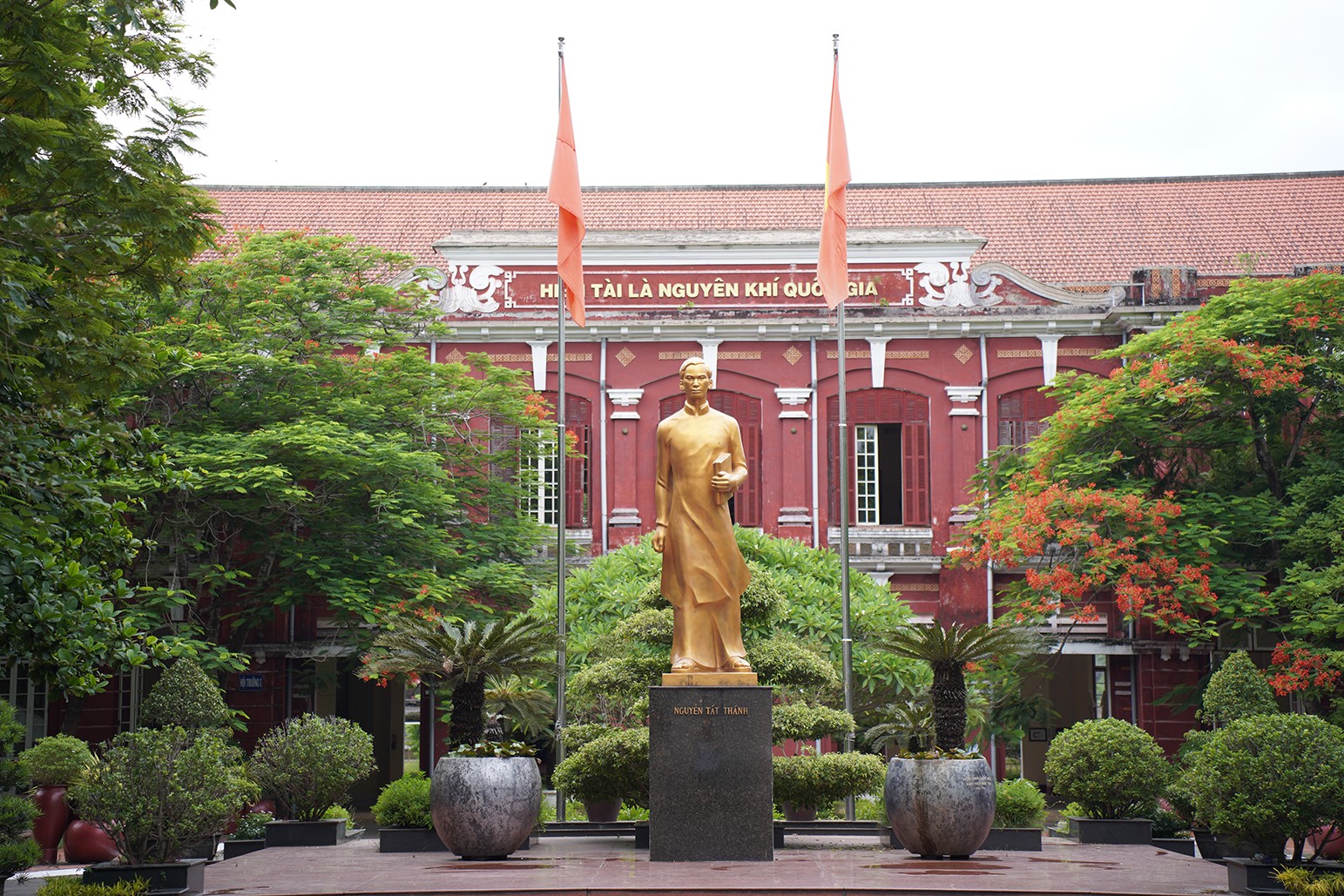 Trường Trung học Phổ thông Chuyên Quốc học Huế là ngôi trường mà Chủ tịch Hồ Chí Minh từng theo học vào những năm đầu thế kỷ 20.