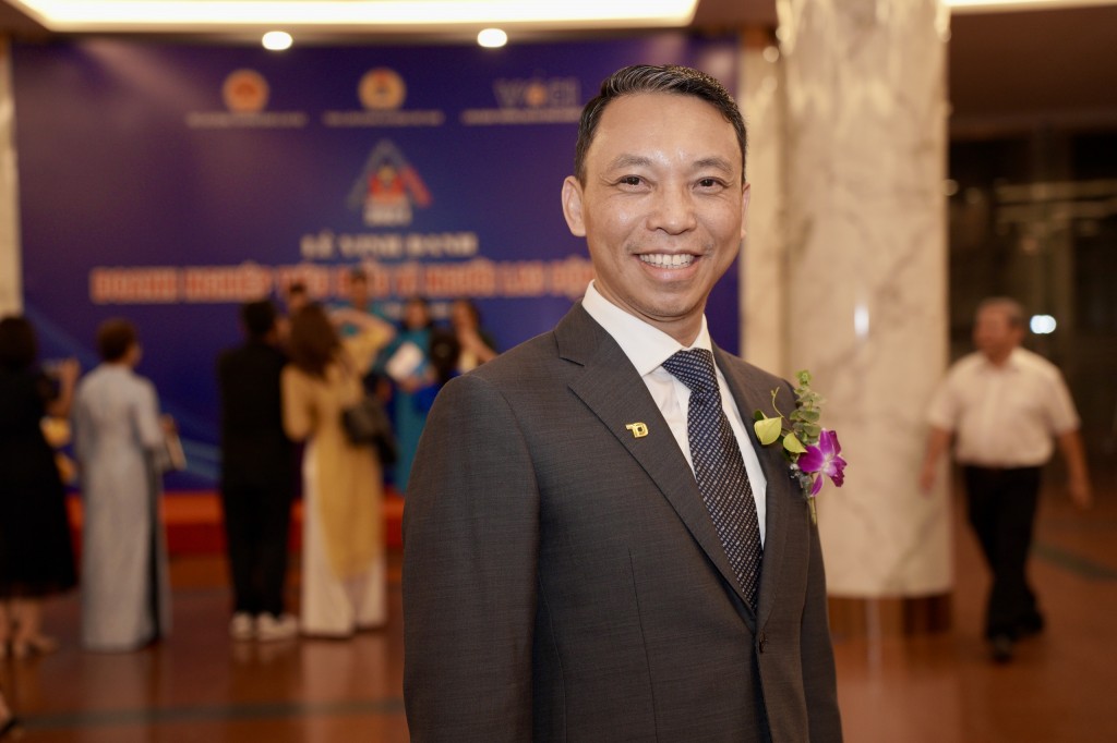 Ông Trần Quang Hảo - Phó Giám đốc kinh doanh Công ty Tân Đệ đại diện doanh nghiệp nhận vinh danh