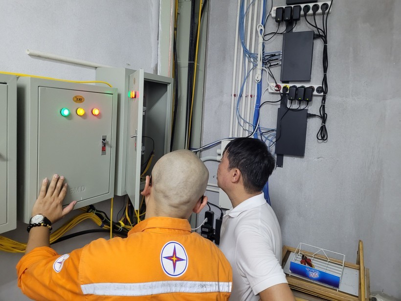 Trường THCS Thành Công kiểm tra an toàn hệ thống điện phục vụ cho kỳ thi.