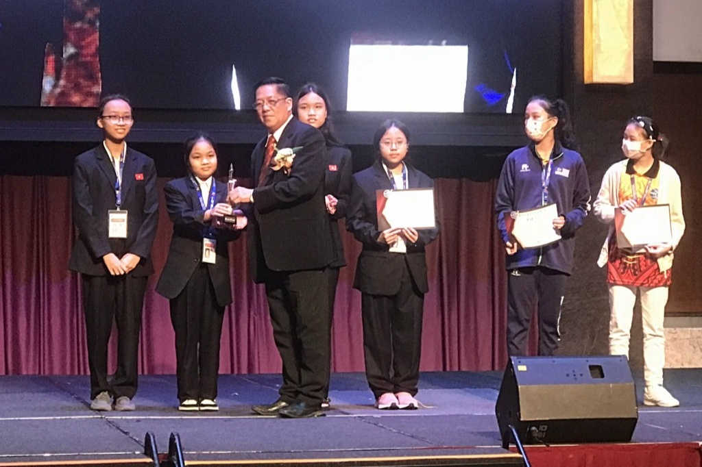 Nguyễn Thiên Kim được vinh danh tại giải trẻ thế giới tổ chức tại Malaysia - ảnh NVCC