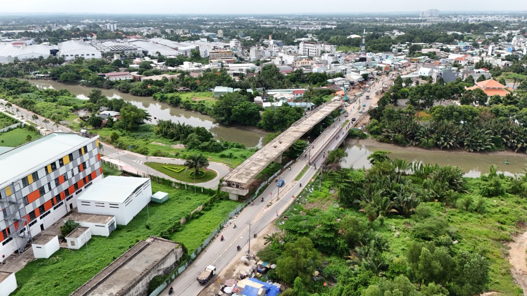 Cầu Tăng Long sau khi hoàn thành giúp kết nối giữa các phường Tăng Nhơn Phú A, Long Trường, Trường Thạnh trên đường Lã Xuân Oai, đồng thời giúp tàu thuyền qua rạch Trau Trảu phía dưới thuận lợi hơn