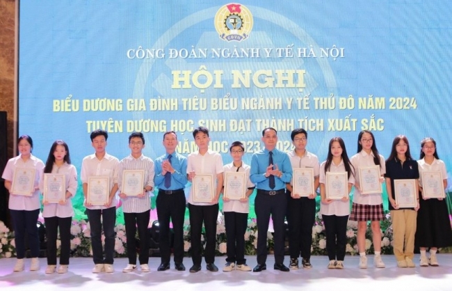 Biểu dương 164 gia đình tiêu biểu ngành Y tế Thủ đô