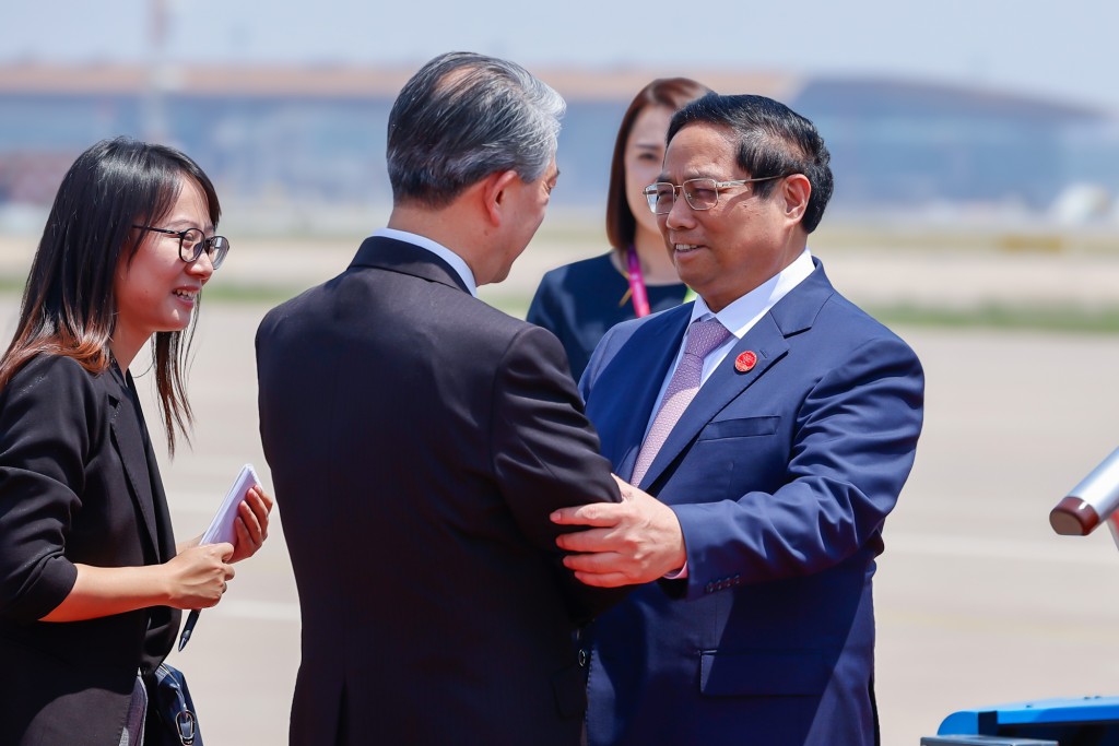 Đại sứ Trung Quốc tại Việt Nam Hùng Ba đón Thủ tướng Phạm Minh Chính tại sân bay - Ảnh: VGP/Nhật Bắc