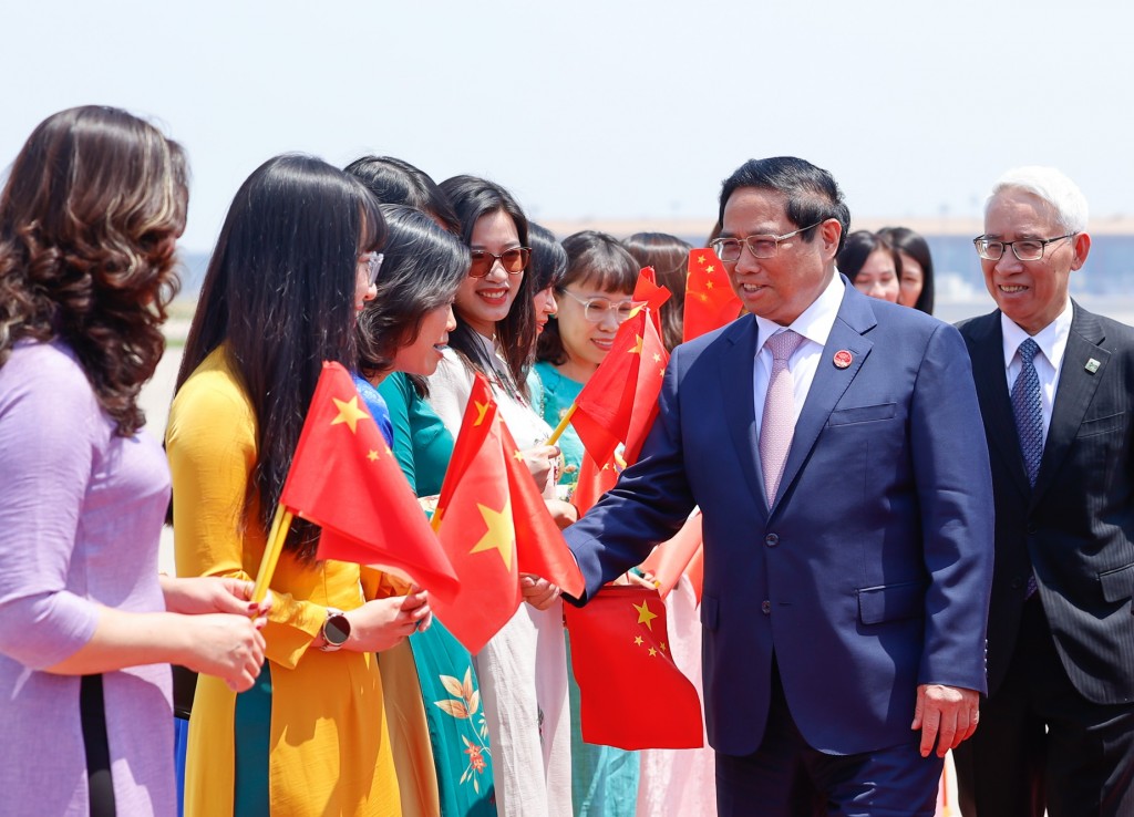 Đông đảo người dân và cán bộ Đại sứ quán Việt Nam tại Trung Quốc nhiệt liệt chào đón Thủ tướng - Ảnh: VGP/Nhật Bắc