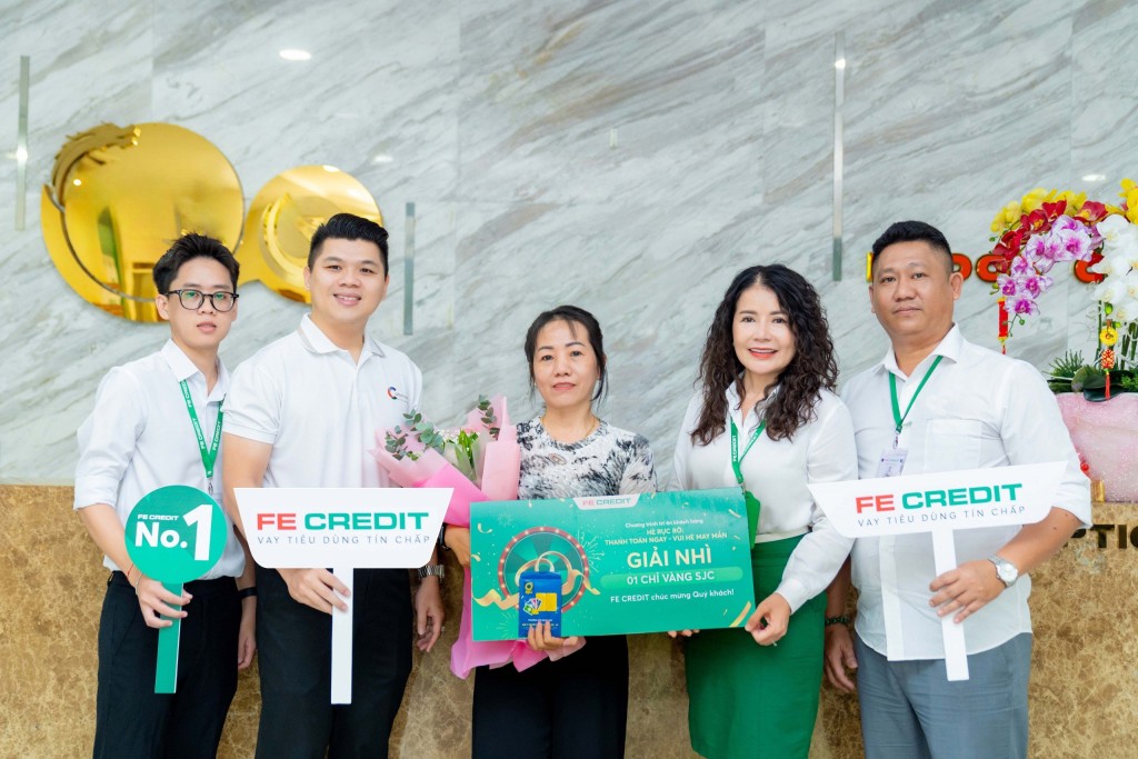 Đại diện FE CREDIT trao giải nhì là một chỉ vàng SJC đến chị Thanh Thảo. Ảnh: FE CREDIT.