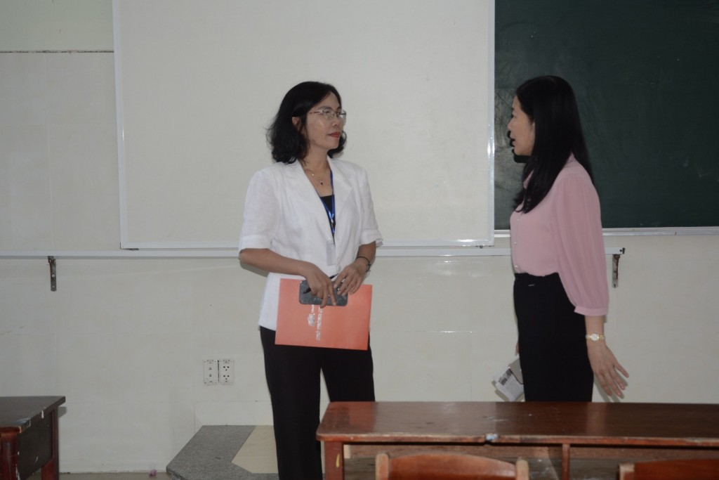 Bà Lê Thị Bích Thuận (bên phải), Giám đốc Sở GD&amp;ĐT thành phố Đà Nẵng kiểm tra công tác chuẩn bị Kỳ thi tốt nghiệp THPT năm 2024 (Ảnh N.Linh)