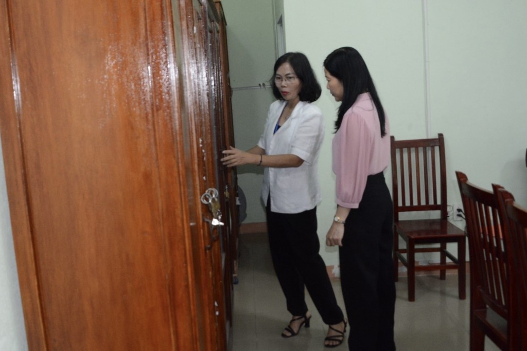 Bà Lê Thị Bích Thuận, Giám đốc Sở GD&ĐT thành phố Đà Nẵng kiểm tra phòng lưu trữ đề thi, bài thi tại điểm thi trường THCS Tây Sơn (Ảnh N.Linh)