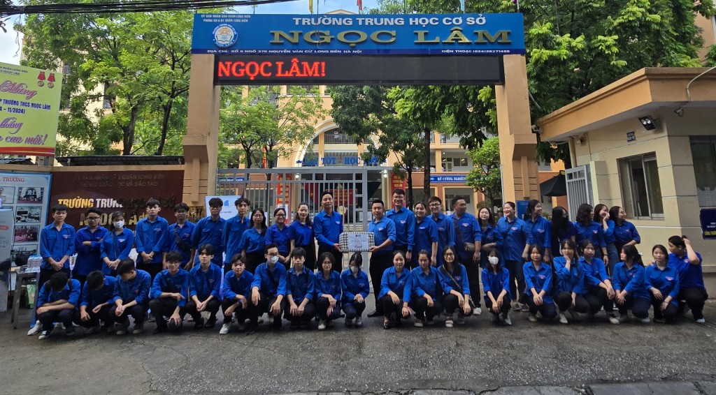 Lãnh đạo Thành đoàn chụp ảnh kỷ niệm vớiĐội hình Tiếp sức mùa thi tại điểm trường THCS Ngọc Lâm, Long Biên
