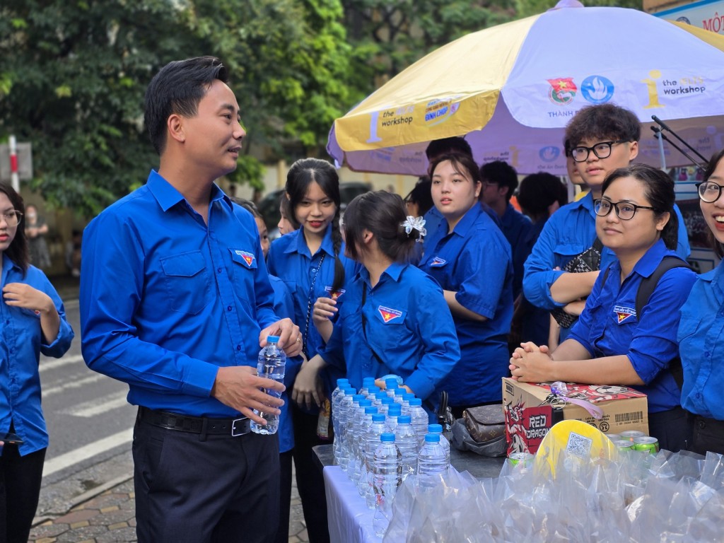 Đồng chí Nguyễn Đức Tiến dặn dò, động viên đội hình Tiếp sức mùa thi tại điểm trường THCS Ngọc Lâm, Long Biên