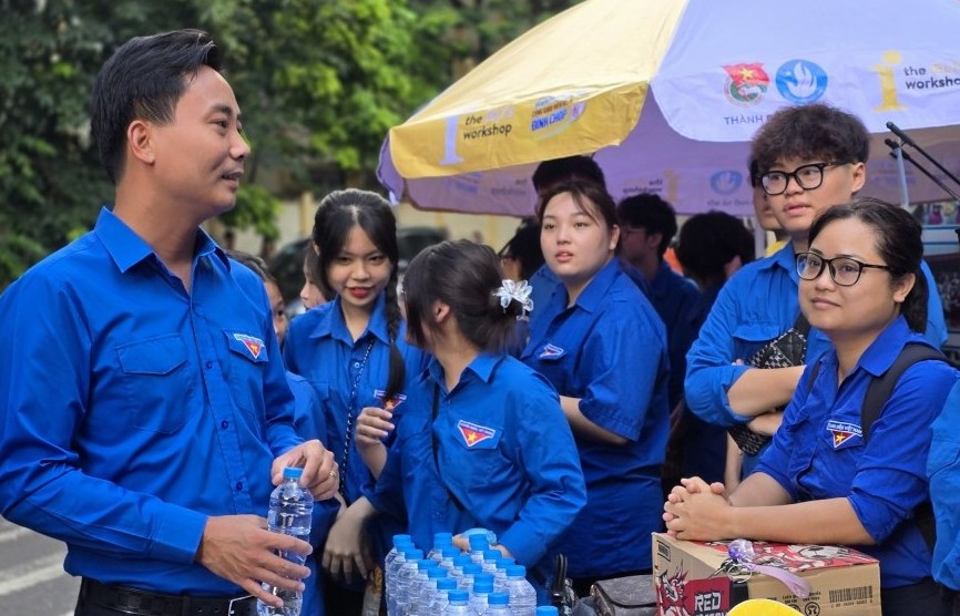 Áo xanh Tiếp sức mùa thi hết lòng hỗ trợ thí sinh