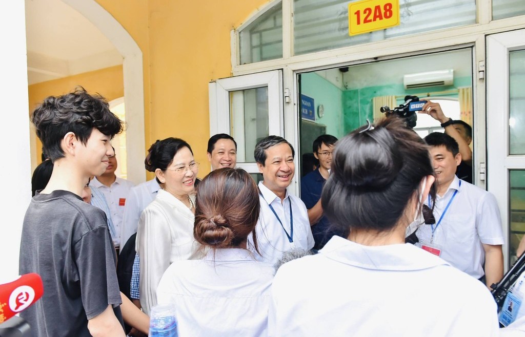 Bộ trưởng Nguyễn Kim Sơn động viên thí sinh trước giờ thi Ngữ văn