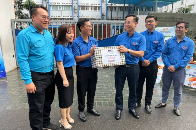 Phó Bí thư Thành đoàn Hà Nội thăm, tặng quà tình nguyện viên