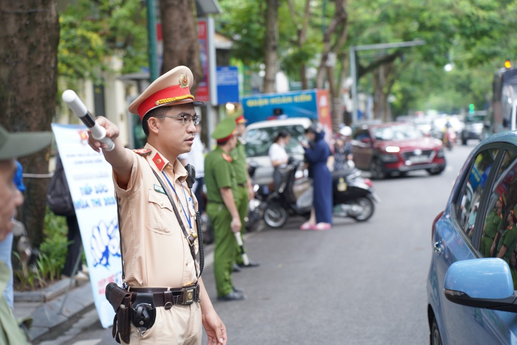 Ngoài đội ngũ tình nguyện viên, các chiễn sĩ công an cũng có mặt từ sớm để 