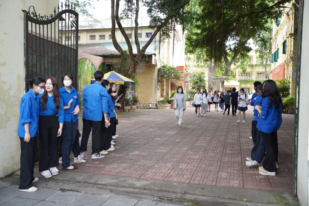 Để hỗ trợ các thí sinh hoàn thành kỳ thi tốt nghiệp Trung học Phổ thông 2024, Thành đoàn, Hội Sinh viên thành phố Hà Nội đã huy động trên 5.000 tình nguyện viên giúp đỡ tại 196 điểm thi trên địa bàn.