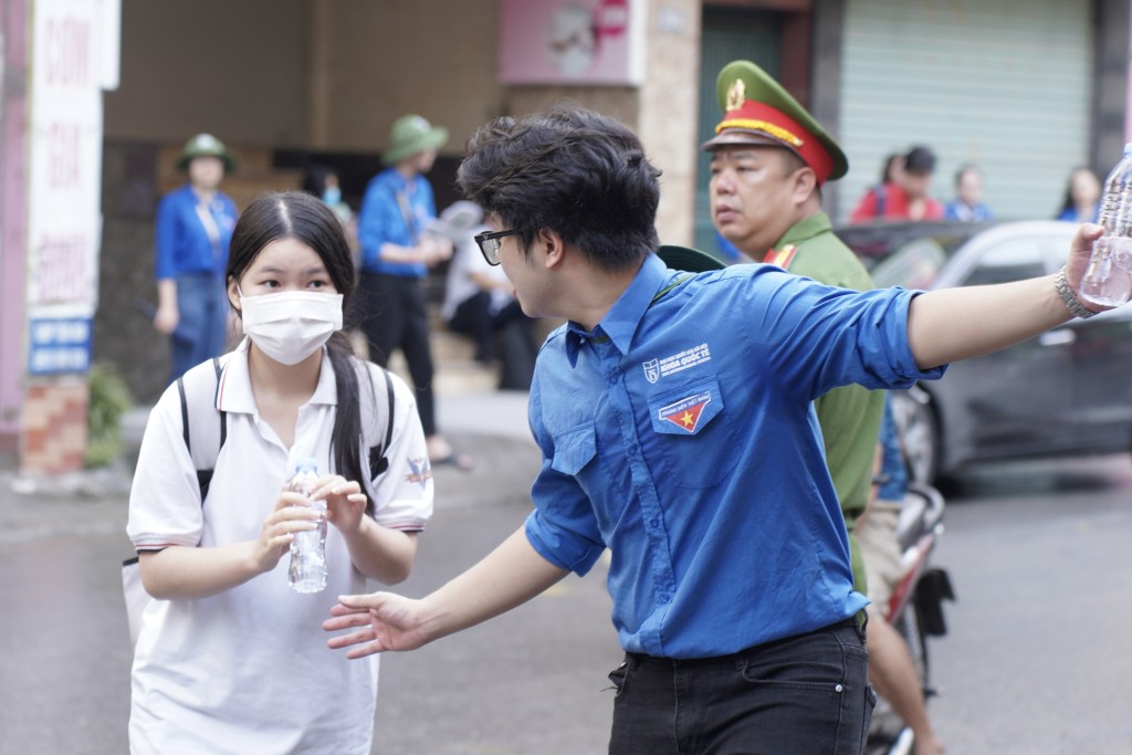 Tình nguyện viên hỗ trợ thí sinh để các em có kỳ thi hiệu quả