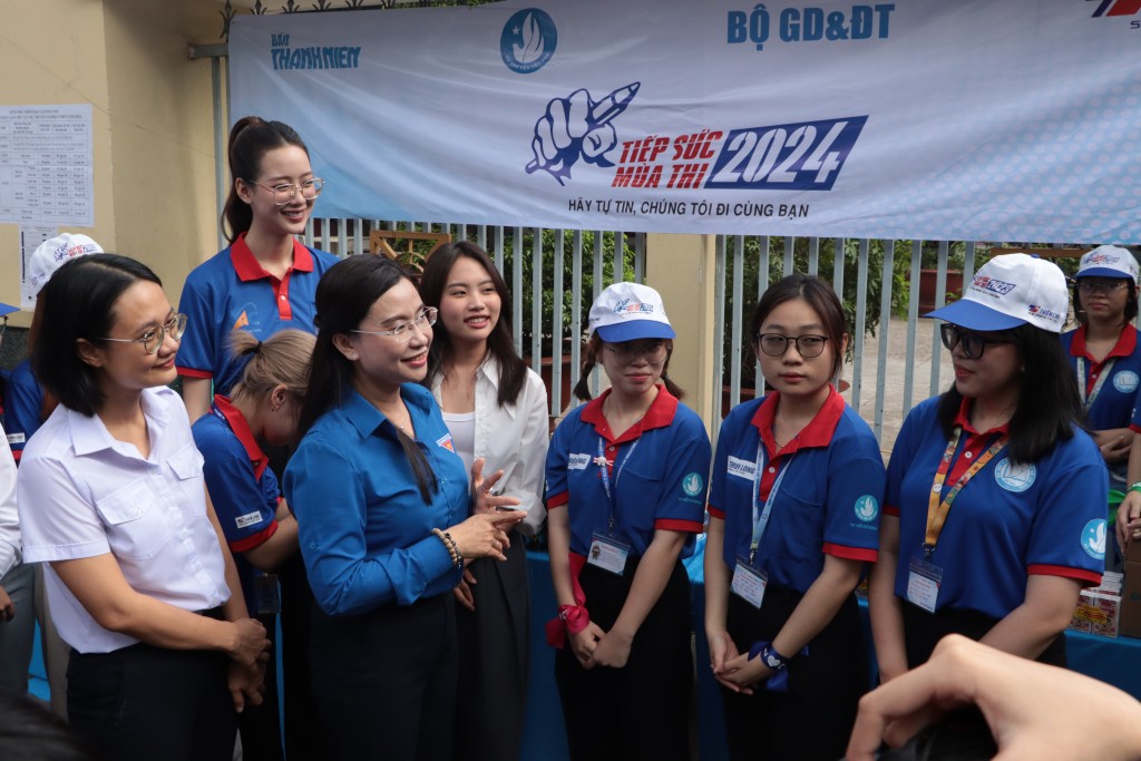 Tham gia đoàn còn có đồng chí Trần Thu Hà, Phó Bí thư Thành đoàn, Chủ tịch Hội Sinh viên Việt Nam TP Hồ Chí Minh; Đồng chí Lê Xuân Dũng, Giám đốc Trung tâm Hỗ trợ học sinh, sinh viên thành phố... cùng các Đại sứ Chương trình Tiếp sức mùa thi năm 2024: Hoa hậu Bảo Ngọc, ca sĩ Phương Mỹ Chi.