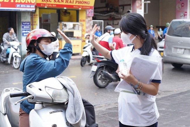 Sĩ tử bước vào ngày thi đầu tiên kỳ thi tốt nghiệp THPT 2024