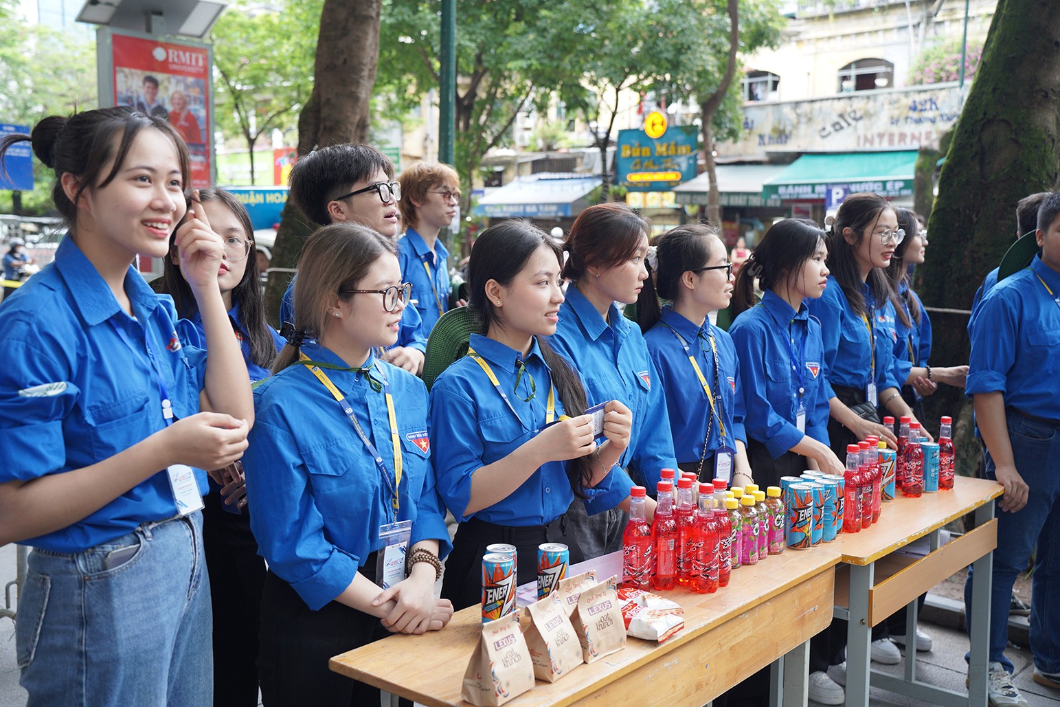 Tại điểm thi trường THPT Việt Đức, lực lượng tình nguyện viên luôn sẵn sàng hỗ trợ các thí sinh