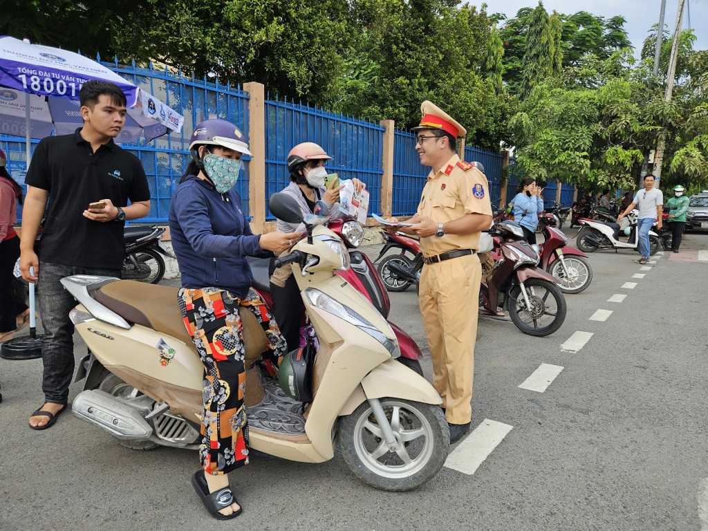 Công an TP Hồ Chí Minh tiếp sức, hỗ trợ sĩ tử đi thi