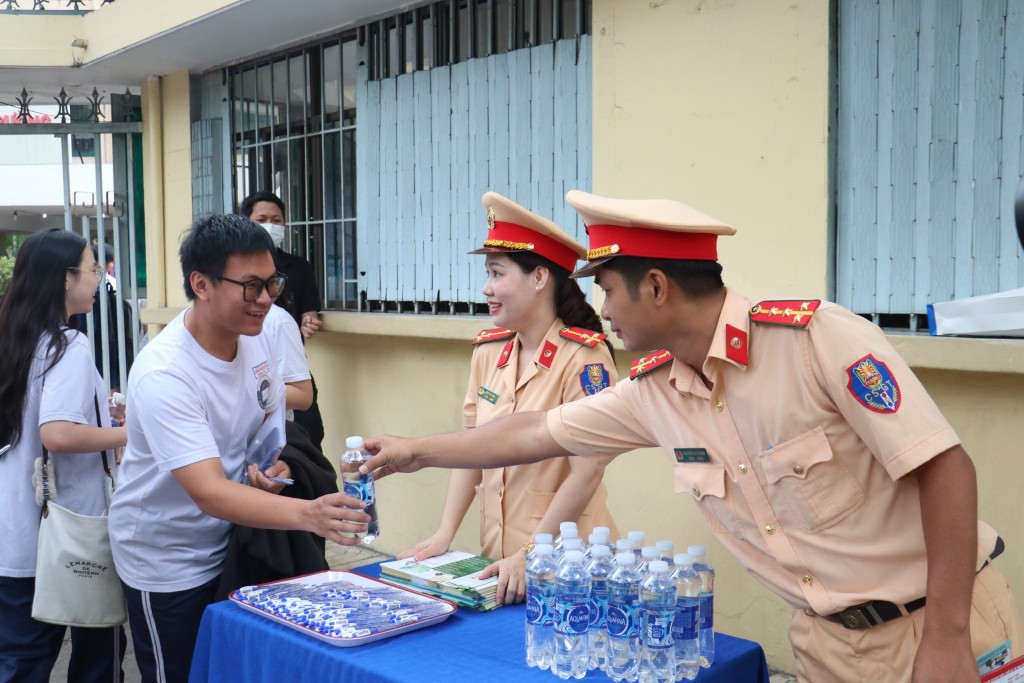 Công an TP Hồ Chí Minh tiếp sức, hỗ trợ sĩ tử đi thi