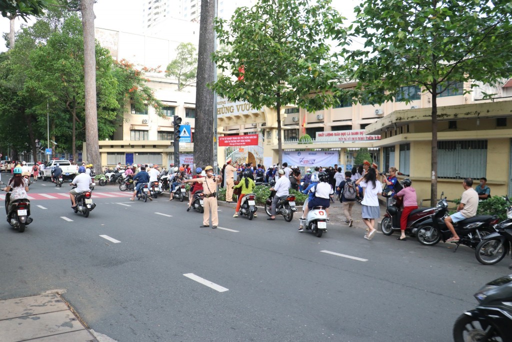 Công an TP Hồ Chí Minh tiếp sức, hỗ trợ sĩ tử đi thi