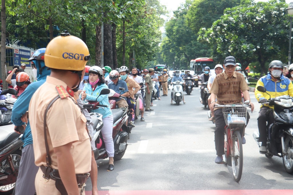 Công an TP Hồ Chí Minh tiếp sức, hỗ trợ sĩ tử đi thi