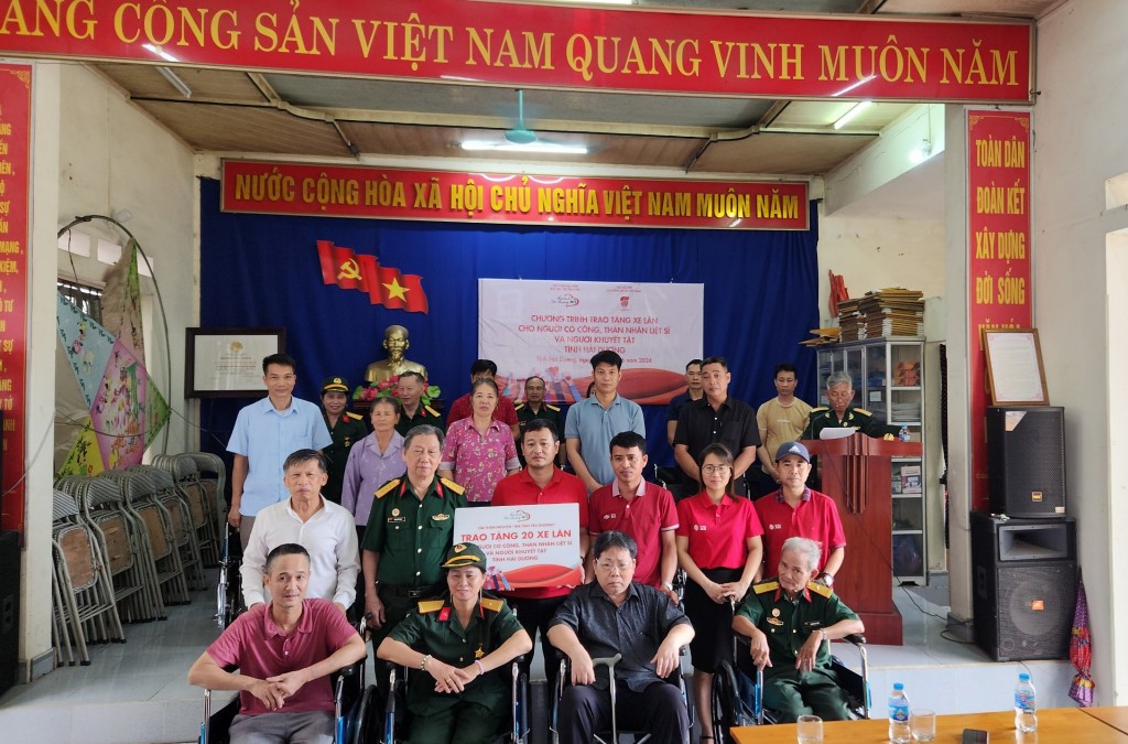 CLB thiện nguyện Ấm Tình Yêu Thương trao tặng 20 xe lăn cho tỉnh Hải Dương