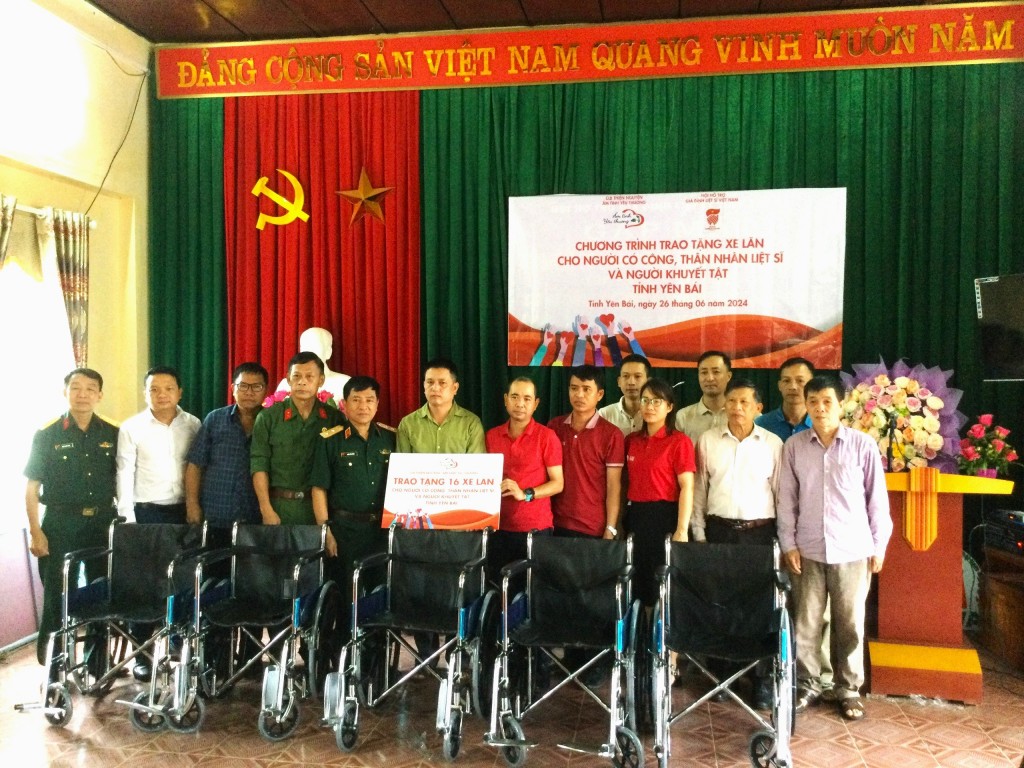 CLB thiện nguyện Ấm Tình Yêu Thương trao tặng 16 xe lăn cho tỉnh Yên Bái