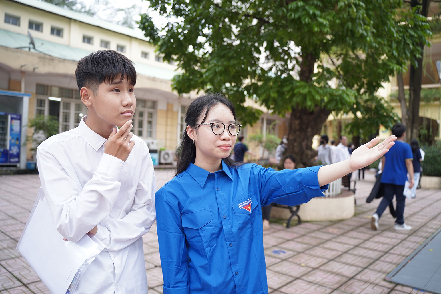 Các tình nguyện viên giúp thí sinh dễ dàng tìm đến phòng thi Các tình nguyện viên giúp thí sinh dễ dàng tìm đến phòng thi
