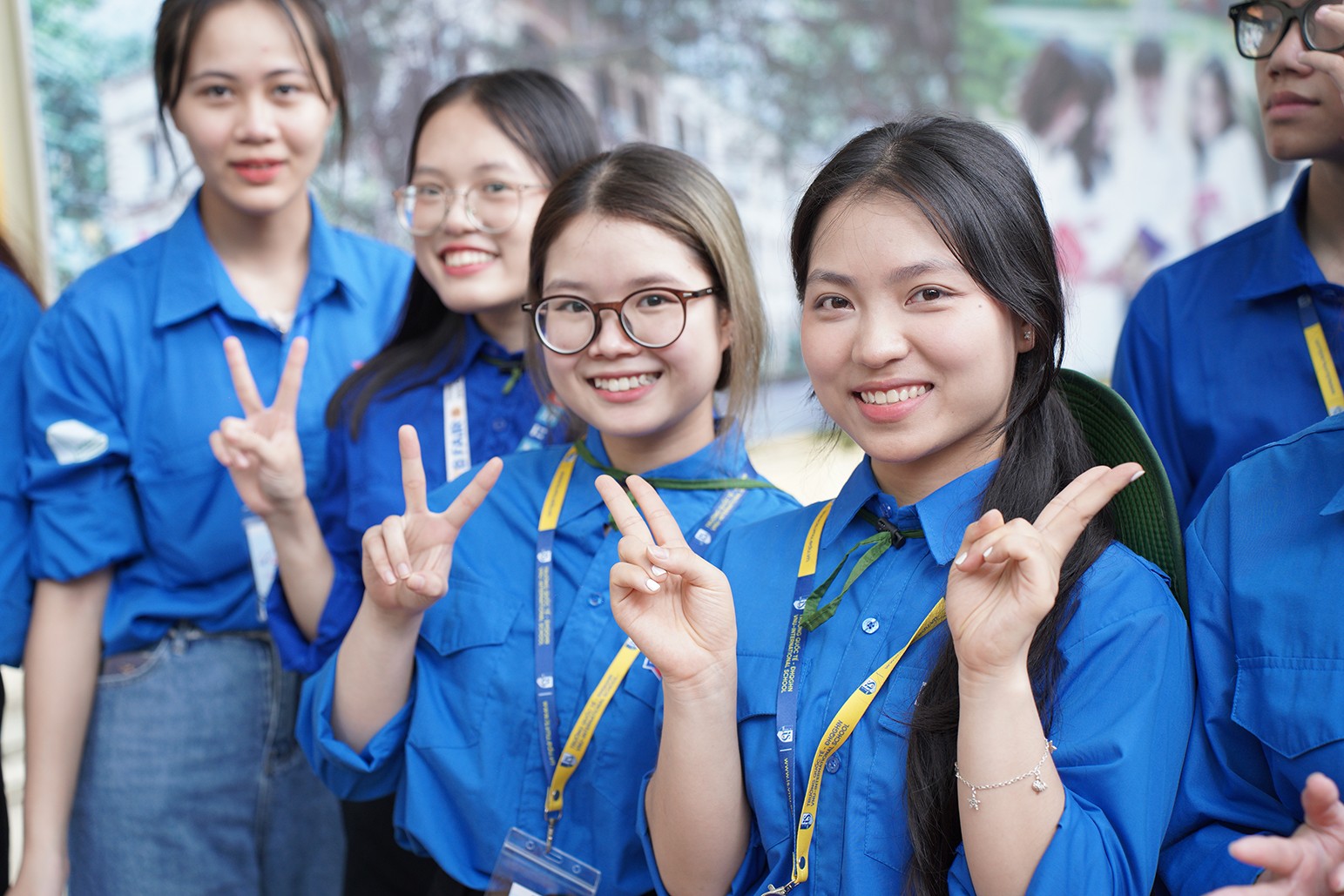 Hai sinh viên tình nguyện Huệ Anh và Phương Chi đang học năm ba trường Đại học Quốc tế - Đại học Quốc gia Hà Nội cũng tham gia đội hình tình nguyện viên tại điểm thi trường THPT Việt Đức (Hoàn Kiếm, Hà Nội)