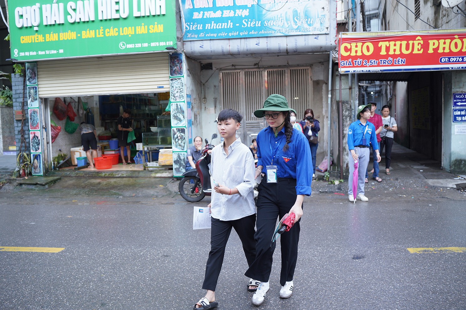 Ở những điểm trường có lượng phương tiện giao thông qua lại lớn, các tình nguyện viên sẽ giúp thí sinh an toàn qua đường Ở những điểm trường có lượng phương tiện giao thông qua lại lớn, các tình nguyện viên sẽ giúp thí sinh an toàn qua đường