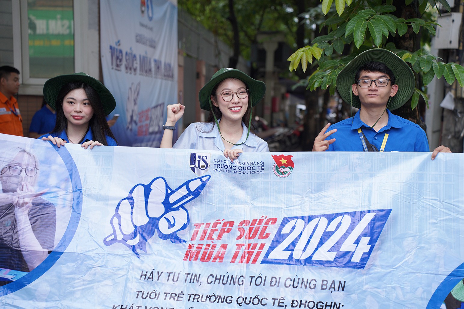 Tại điểm thi trường THPT Mỹ Đình (Quận Nam Từ Liêm, Hà Nội) có sự góp mặt của MC Khánh Vy giúp truyền thêm động lực cho những tình nguyện viên cũng như thí sinh Tại điểm thi trường THPT Mỹ Đình (Quận Nam Từ Liêm, Hà Nội) có sự góp mặt của MC Khánh Vy giúp truyền thêm động lực cho những tình nguyện viên cũng như thí sinh