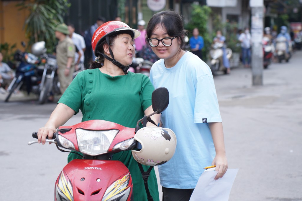 Chị Hương đưa con đến điểm thi trường THCS Nguyễn Trường Tộ đã giành tặng nụ hôn nồng ấm cho cô con gái