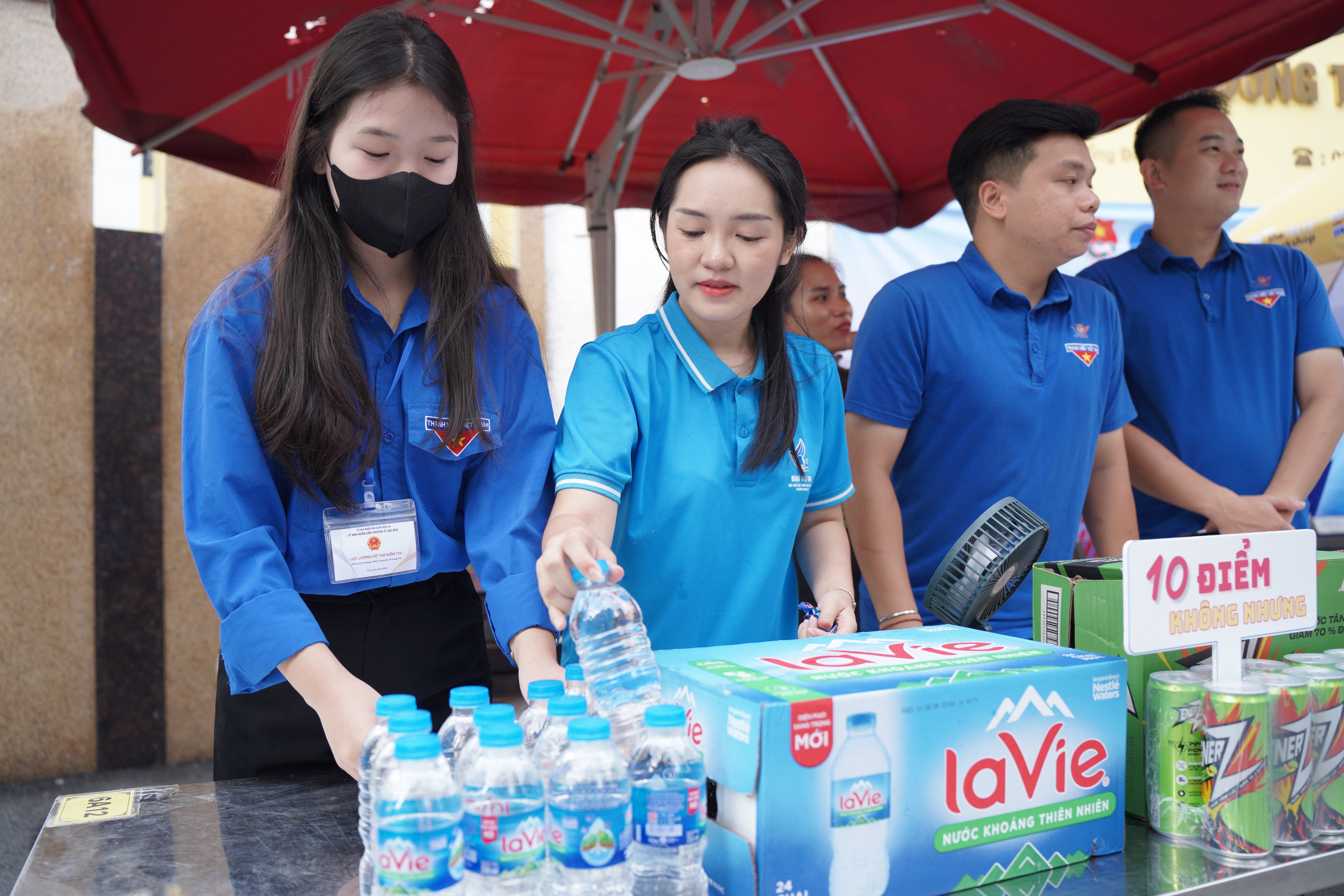 Những nữ tình nguyện viên luôn sẵn sàng hỗ trợ, tiếp sức cho thí sinh Những nữ tình nguyện viên luôn sẵn sàng hỗ trợ, tiếp sức cho thí sinh