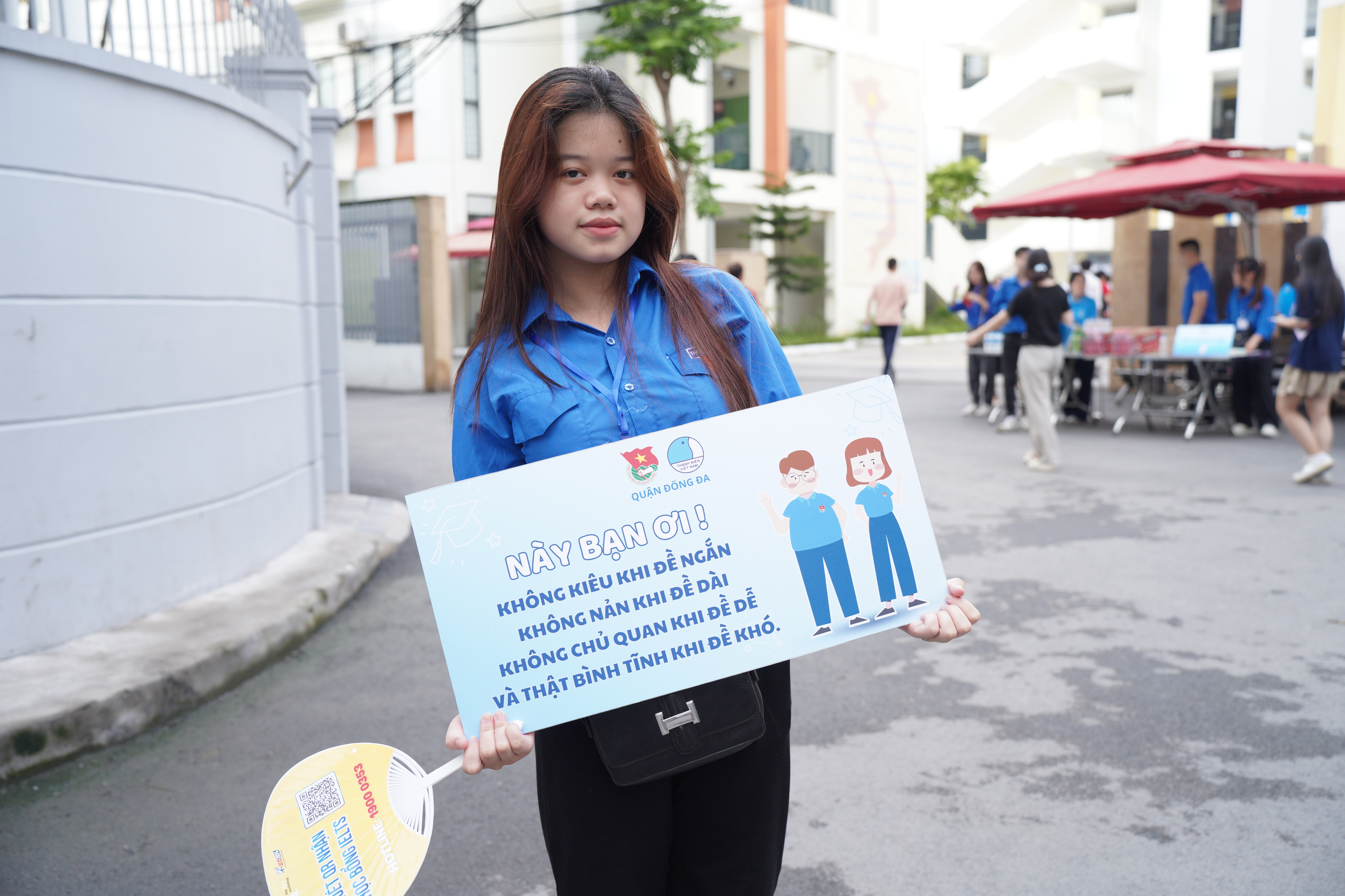 Lời động viên dễ thương từ tình nguyện viên “Này bạn ơi! Không kiêu khi đề ngắn. Không nản khi đề dài. Không chủ quan khi đề dễ và thật bình tĩnh khi đề khó. Lời động viên dễ thương từ tình nguyện viên “Này bạn ơi! Không kiêu khi đề ngắn. Không nản khi đề dài. Không chủ quan khi đề dễ và thật bình tĩnh khi đề khó.