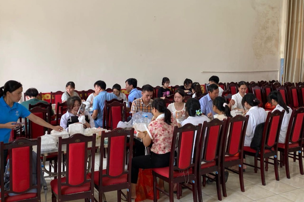 Các thí sinh ở huyện Phúc Xuyên được trao tặn suất ăn miễn phí 
