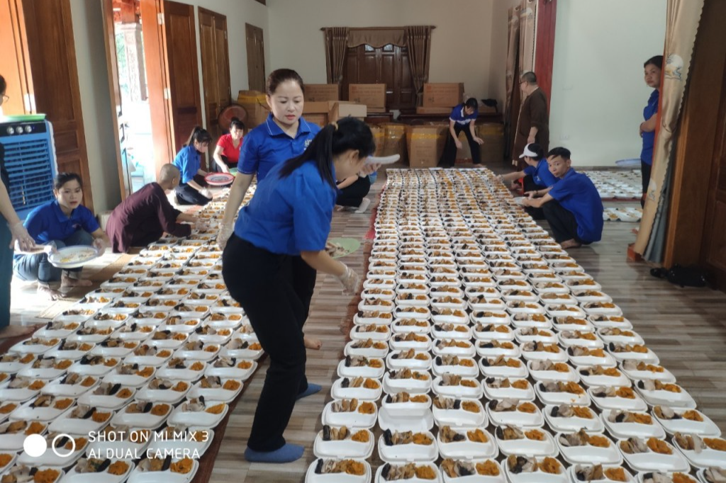 Thanh niên tình nguyện huyện Ứng Hòa chuẩn bị các suất ăn