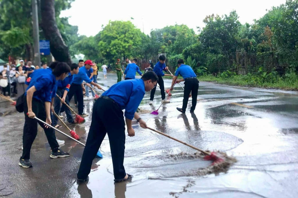 Thanh niên tình nguyện xã Dương Xá (Gia Lâm, Hà Nội) dọn vệ sinh 