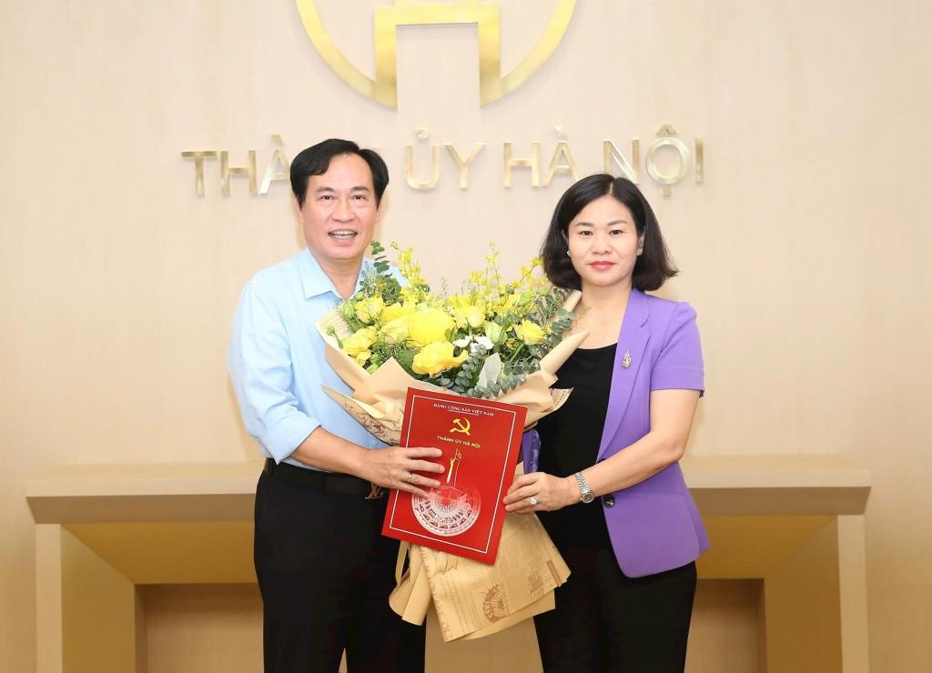 Quận Tây Hồ: Trao quyết định nghỉ hưu cho đồng chí Nguyễn Anh Tuấn