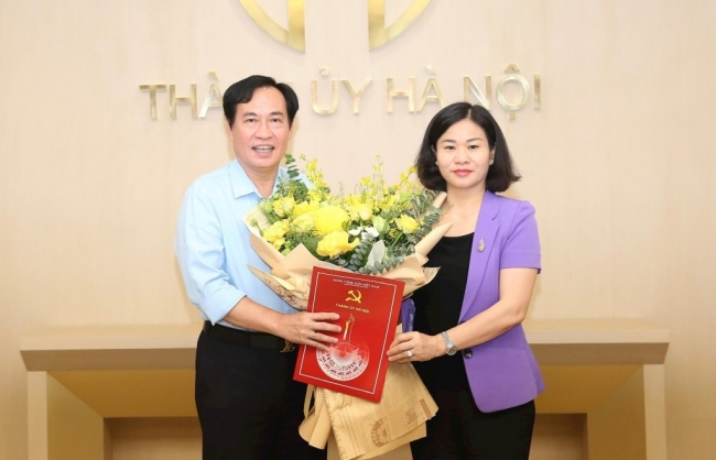 Quận Tây Hồ: Trao quyết định nghỉ hưu cho đồng chí Nguyễn Anh Tuấn