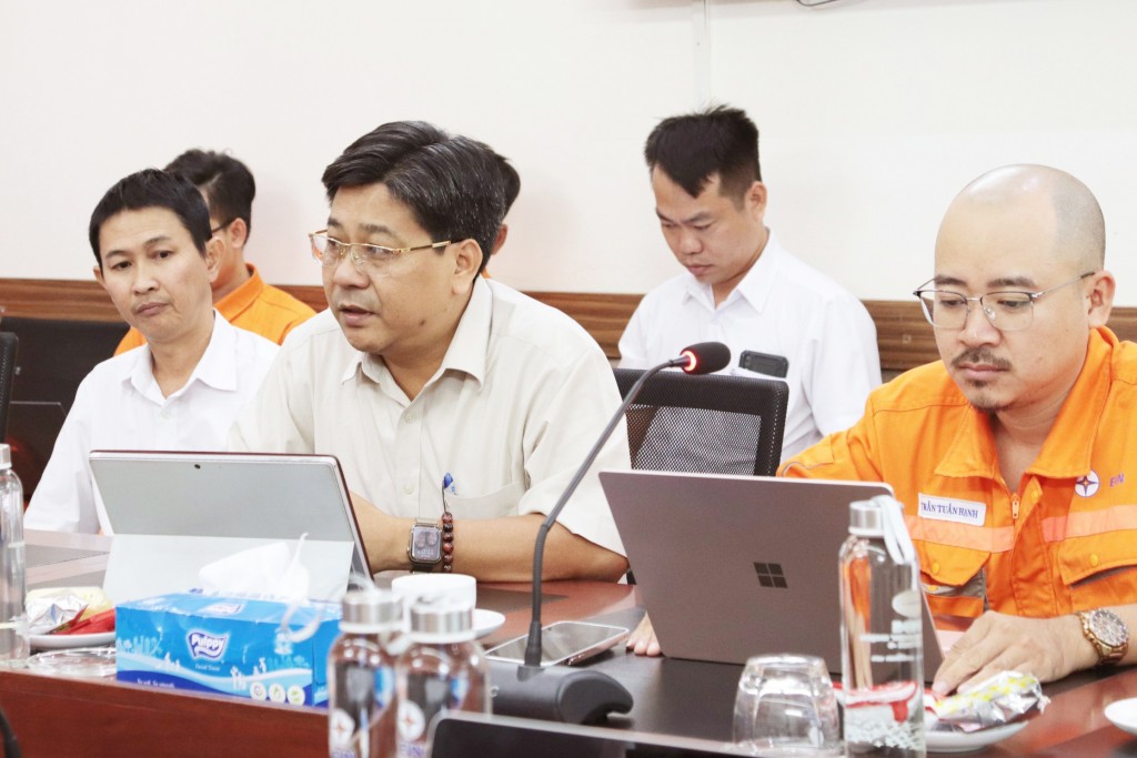Ông Trần Ngọc Hưởng - Đảng ủy viên, Phó Giám đốc, Chủ tịch Công đoàn đại diện NLĐ trao đổi tại hội nghị