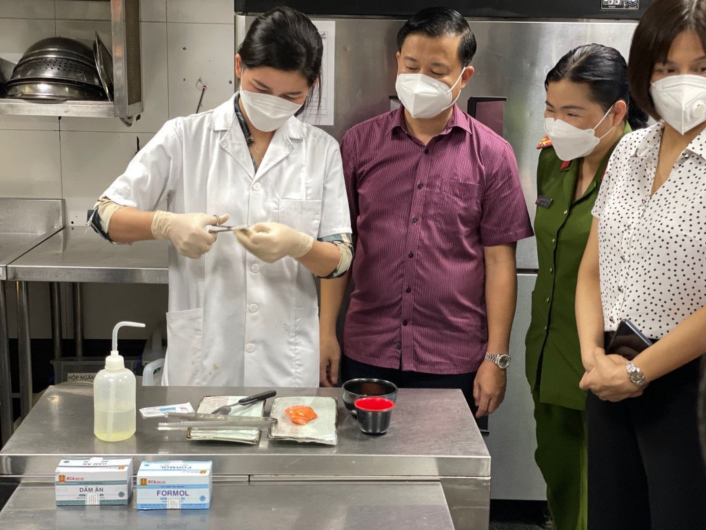 Đoàn kiểm tra tại nhà hàng Isushi (158 Triệu Việt Vương, quận Hai Bà Trưng