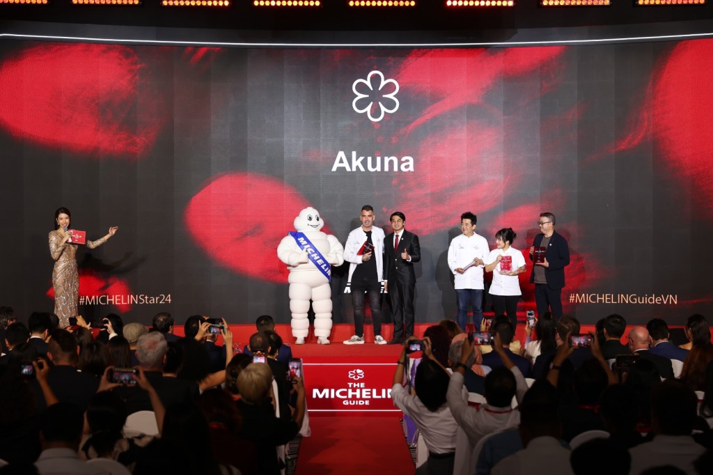 Đại diện Hibana by Koki nhận chứng nhận nhà hàng một sao Michelin